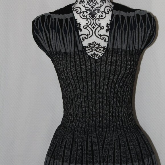SALE Max Studio Black / Silver Geometric Design V-neck Smocked Dress S SMALL EUC - Picture 7 of 16